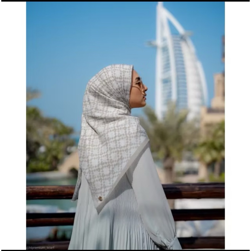 Preloved Hazel Monogram Heaven Lights - Jasmine with box