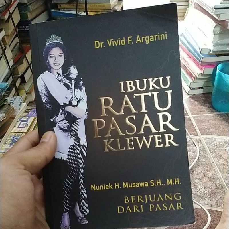 buku ibuku ratu pasar Klewer original by vivid argarini