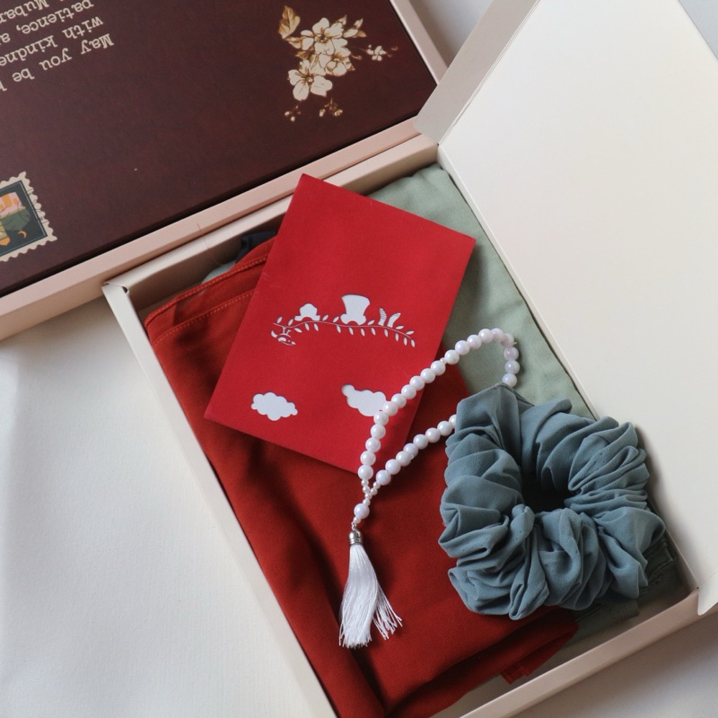 

Hampers Hijab set Lebaran – Pashmina Ceruty, paris jadul, pearl tasbih, scrunchie & free greeting card