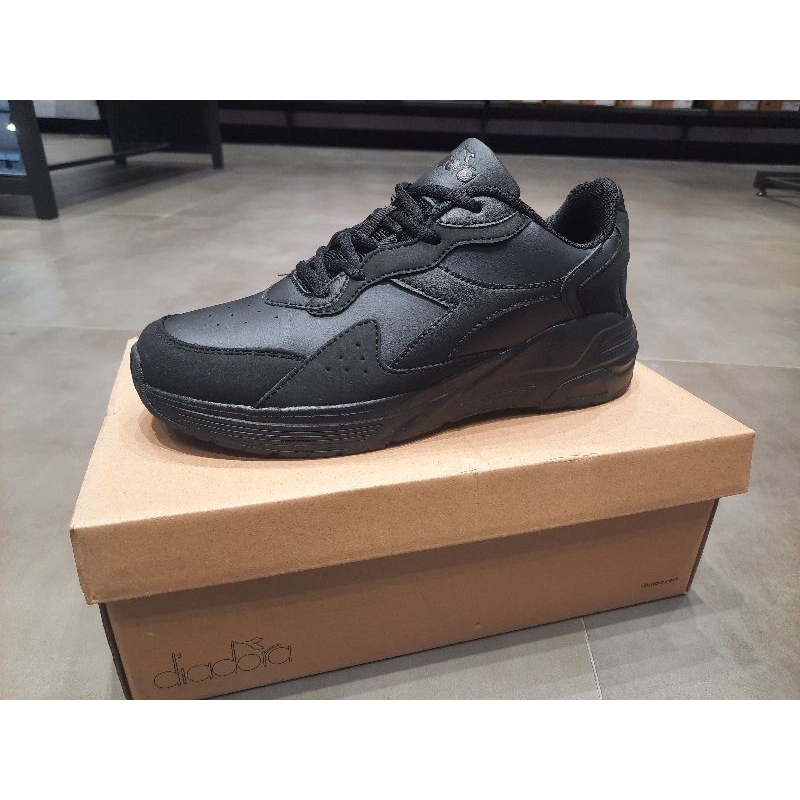 sepatu sekolah warna hitam polos sport runing diadora