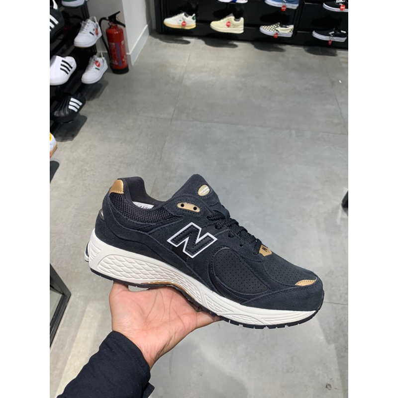 NEW BALANCE 2002R - BLACK GOLD