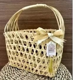 kantong atau tas parcel dari anyaman bambu