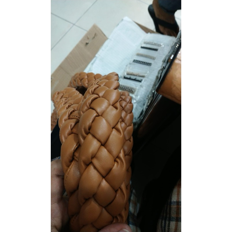 

BABKA COKLAT Shoulder Length