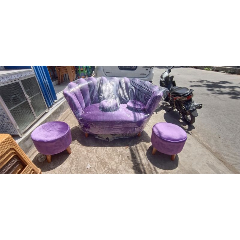 kursi sofa model minimalis free bantal. kaki kayu. empuk bahan bludru atau Oscar. dudukan 2 dan sofa