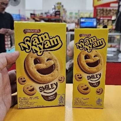 

ED 09.25 BOX - NYAM NYAM SMILEY 45GR ( 8S ) - 22.5GR ( 4S ) / BISKUIT SANDWICH KRIM COKLAT SMILE