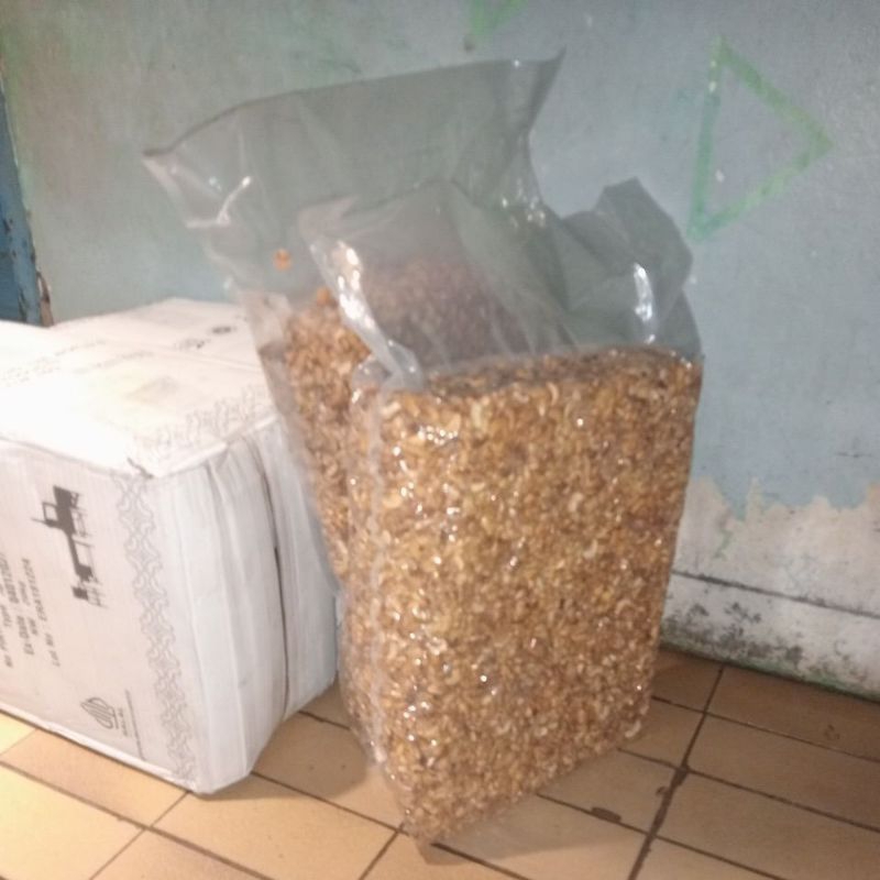 

kacang Mede utuh matang