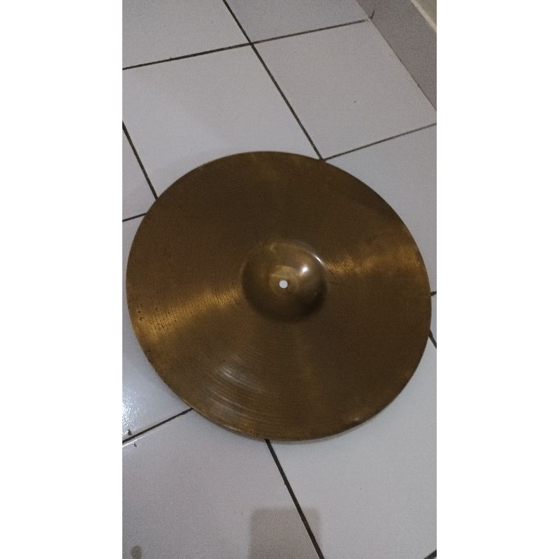 cymbal rolling 18 inch ride