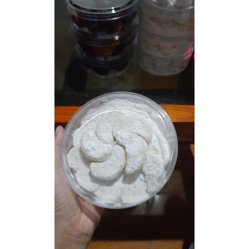 

LAYLA kue putri salju