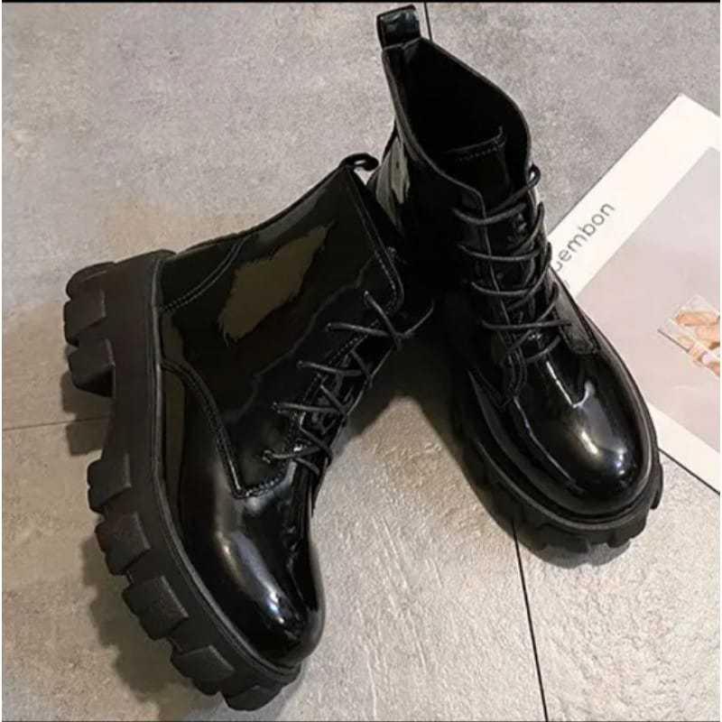 Sepatu Boots Weges Flat Wanita Premium Sepatu Boots Wanita Gaya Kekinian Sepatu Oxford Sepatu Loafer