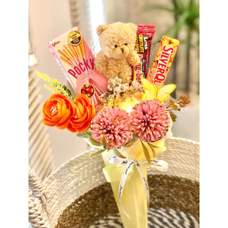Bouquet Buket Bunga dan Snack dan Boneka Wisuda/ Boneka Saja