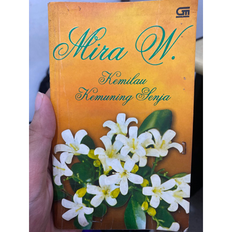 NOVEL MIRA W. KEMILAU KEMUNING SENJA