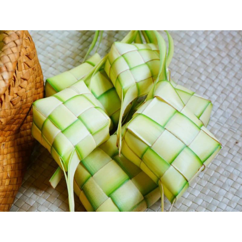 Cangkak ketupat kosong dari janur kelapa