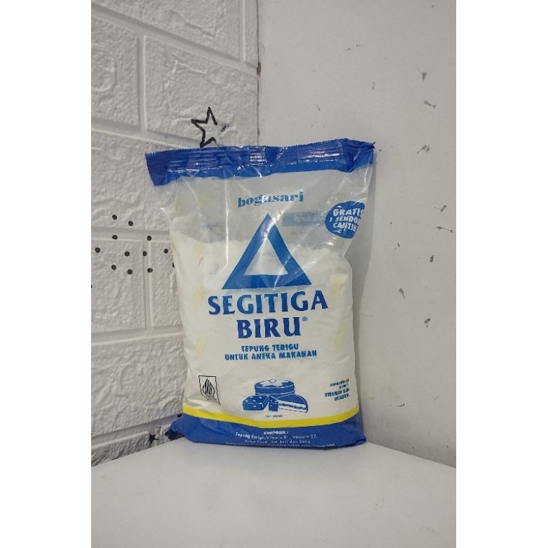 

Tepung terigu segitiga biru 1 kg