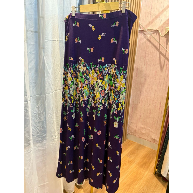Rok motif bunga warna ungu