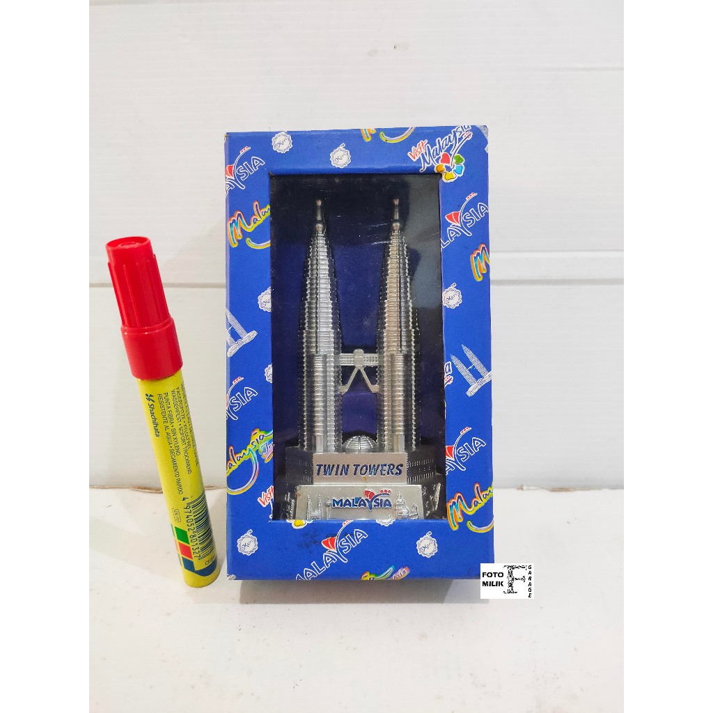 Souvenir Malaysia Menara Petronas Twin Towers Bottle Opener Pembuka Tutup Botol Oleh Kuala Lumpur KL