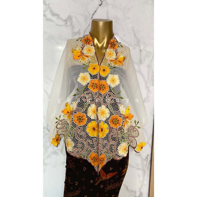 KEBAYA BORDIR BUNGA PUTIH/KAIN KEBAYA/KEBAYA BALI