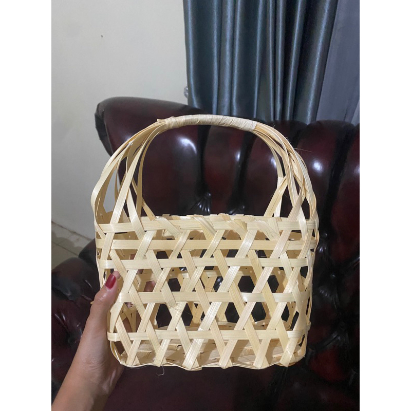 Kantong atau Keranjang Parcel dari Anyaman Bambu