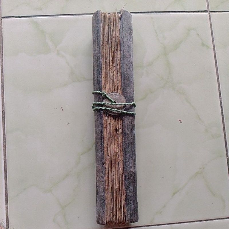 Kitab daun lontar dengan aksara kuno panjang 27 cm