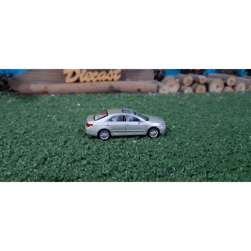 Diecast Miniatur Toyota Camry Xcartoys skala 1:64