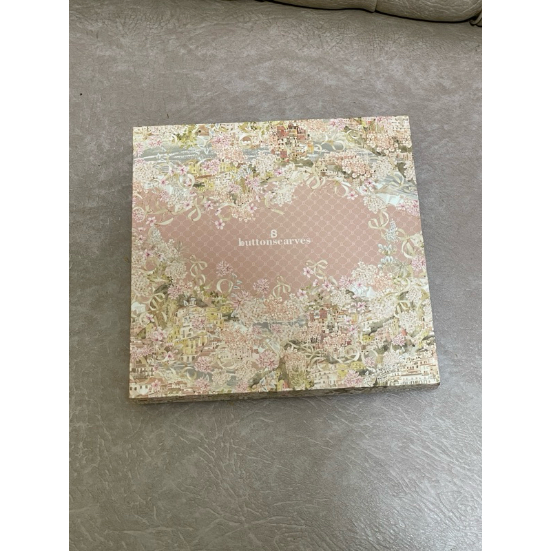 

Buttonscarves box como series