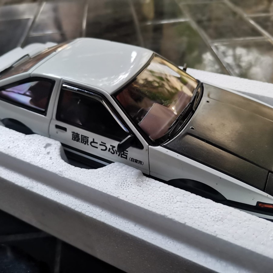autoart 1:18 toyota trueno AE86 initial d