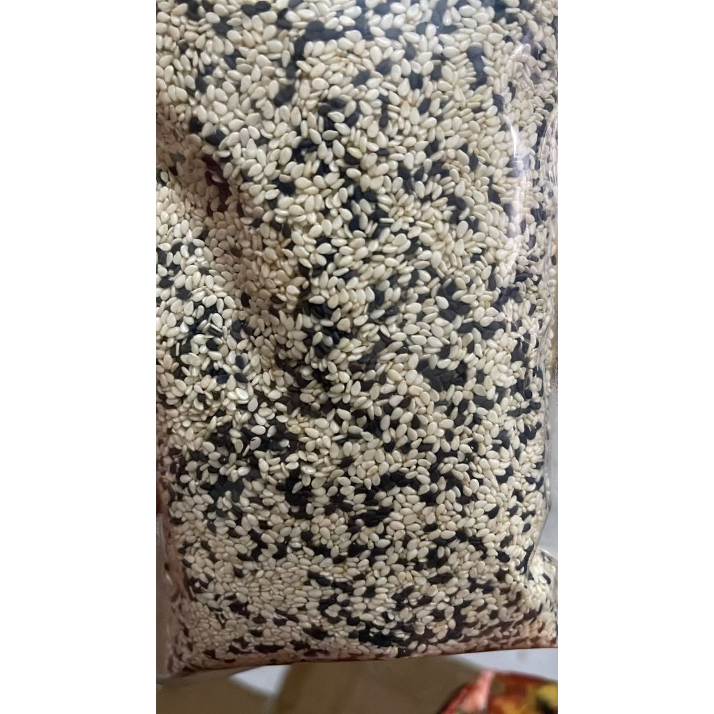

WIJEN MIX ECER 1 KG , COCOK U/ CAMPURAN MAKANAN/KUE/DLL