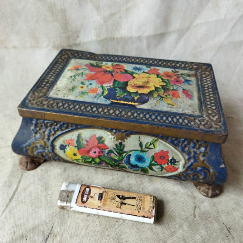 Pajangan Vintage Tin Box Kaleng Lawas