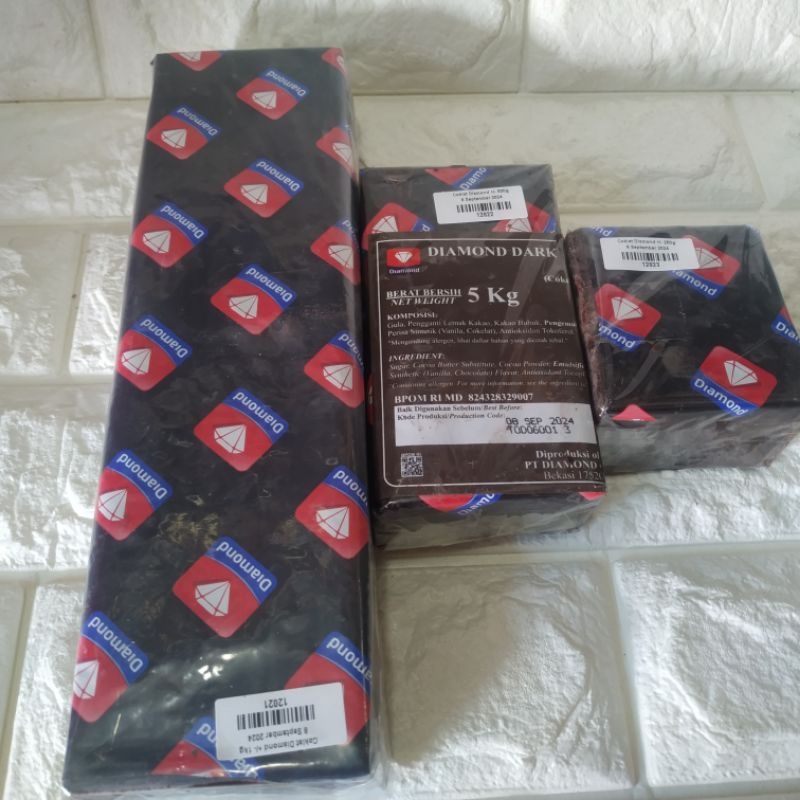

HG Coklat Diamond Blok Repack 1 KG / Diamond Chocolate Compound Repack 1 KG