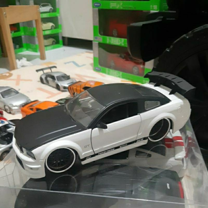 Diecast Jada Skala 1:24 Ford Mustang GT 2006 Bekas
