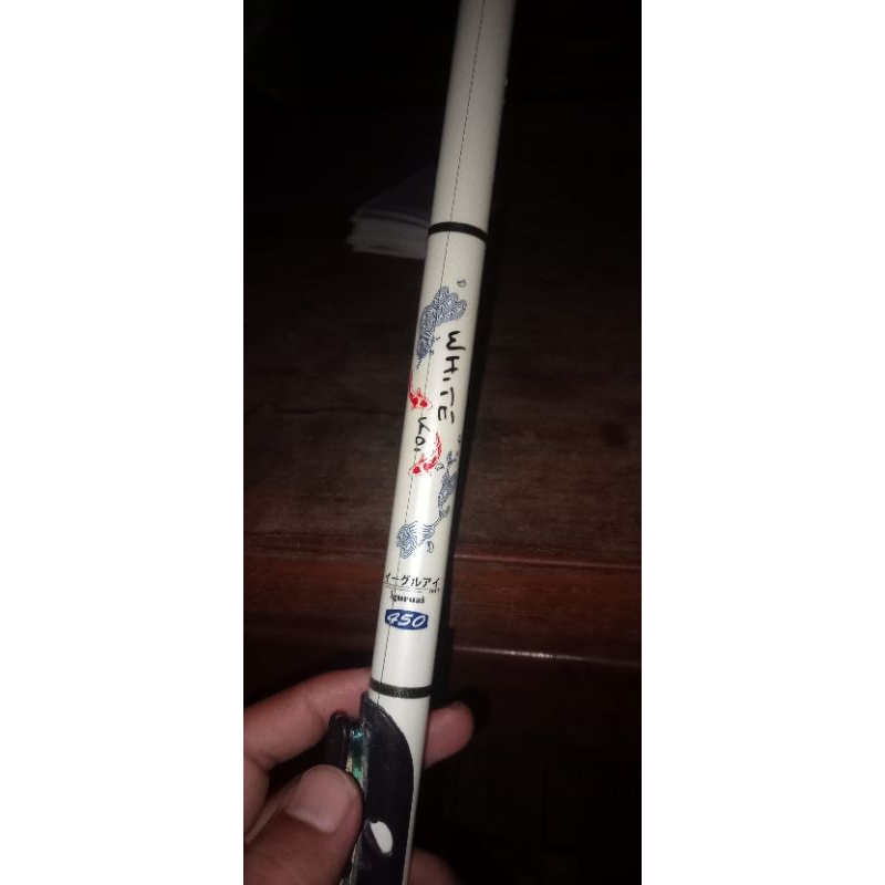 pancing white koi iguruai