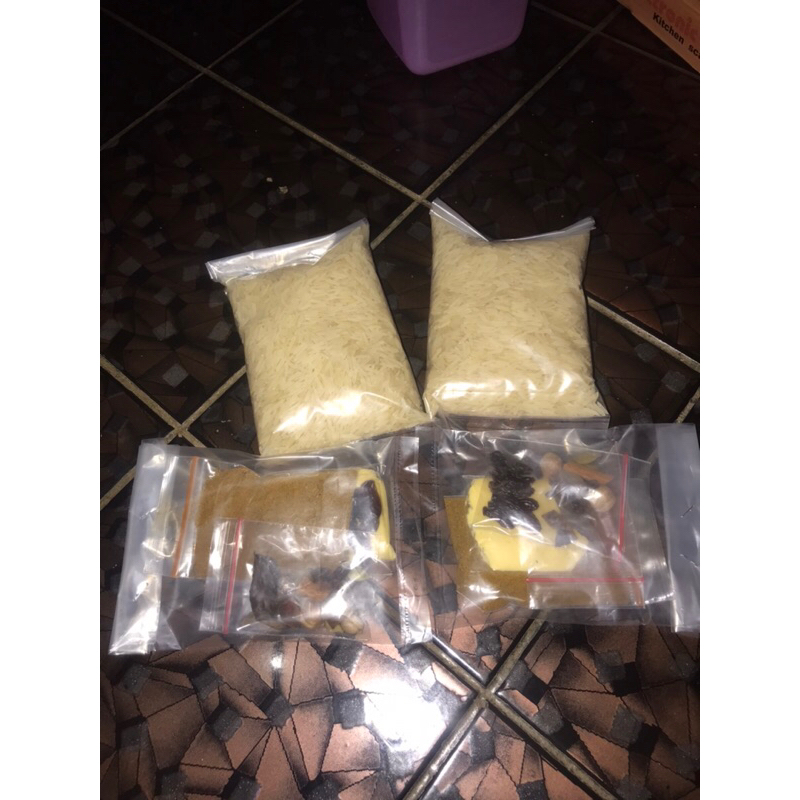 

paket beras basmati 500gram lengkap dengan bumbu kebuli,mentega dan BONUS kismis rasanya enak dan lezat