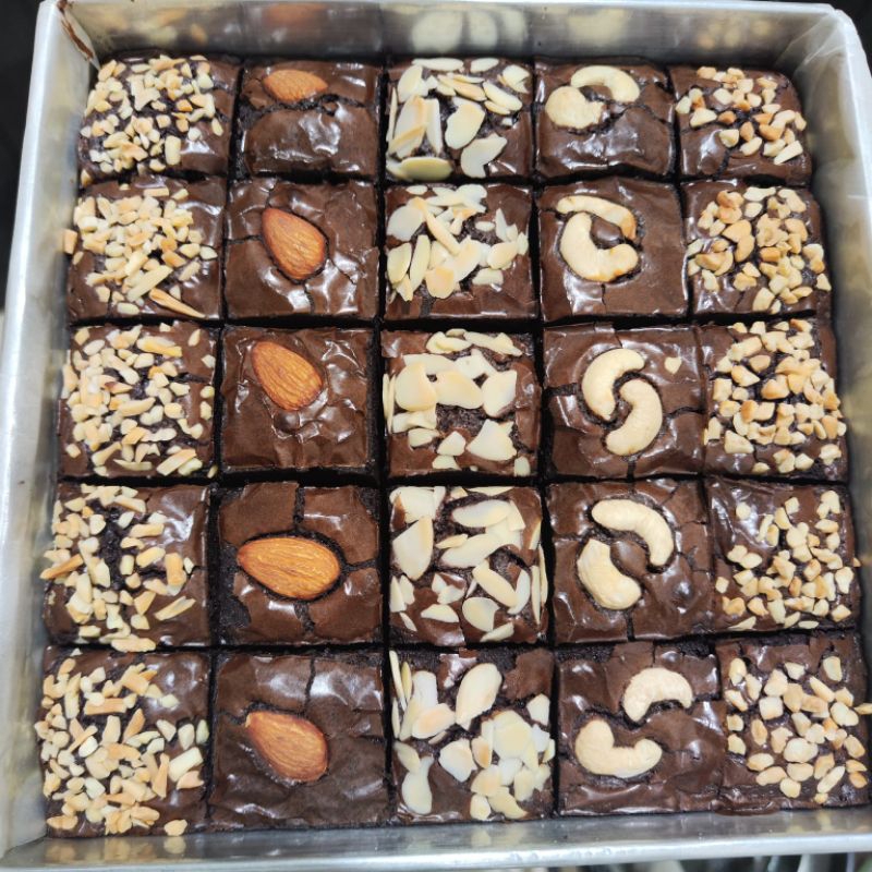 

KUE BROWNIES TOPPING KACANG ALMOND & KACANG MEDE 1 LOYANG 20x20 cm