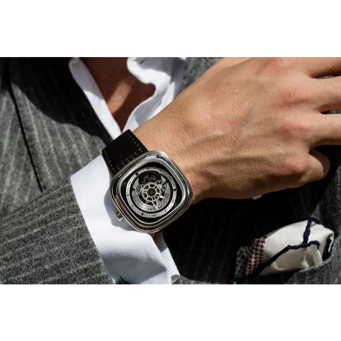 SEVENFRIDAY SEVEN FRIDAY 7FRIDAY JAM TANGAN SF P1B/01 PRIA PREMIUM MESIN AKTIF NCF AKTIF BOX KAYU IN