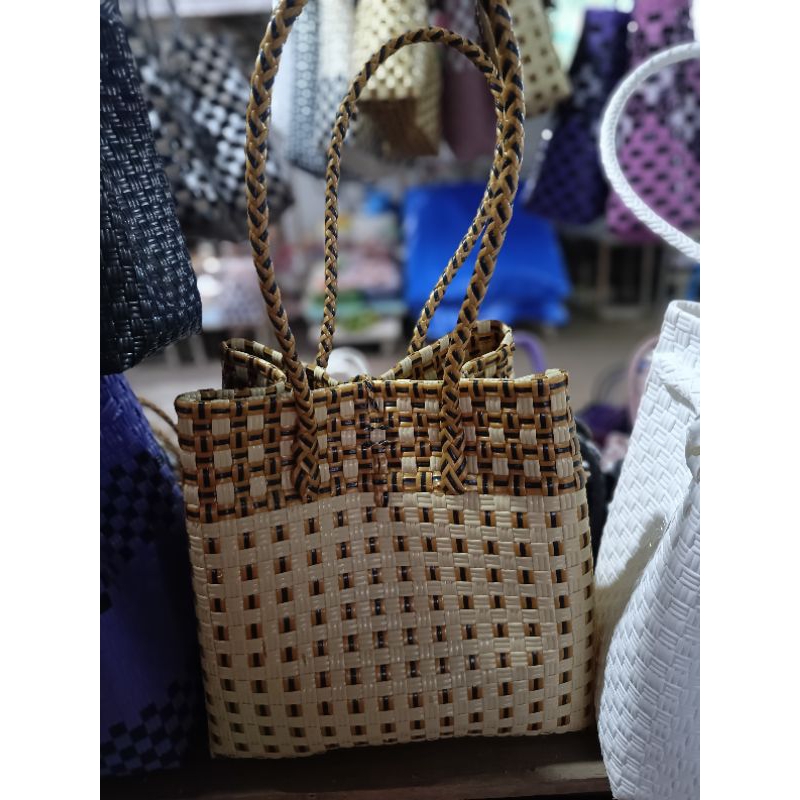 Tas anyaman ukuran sedang