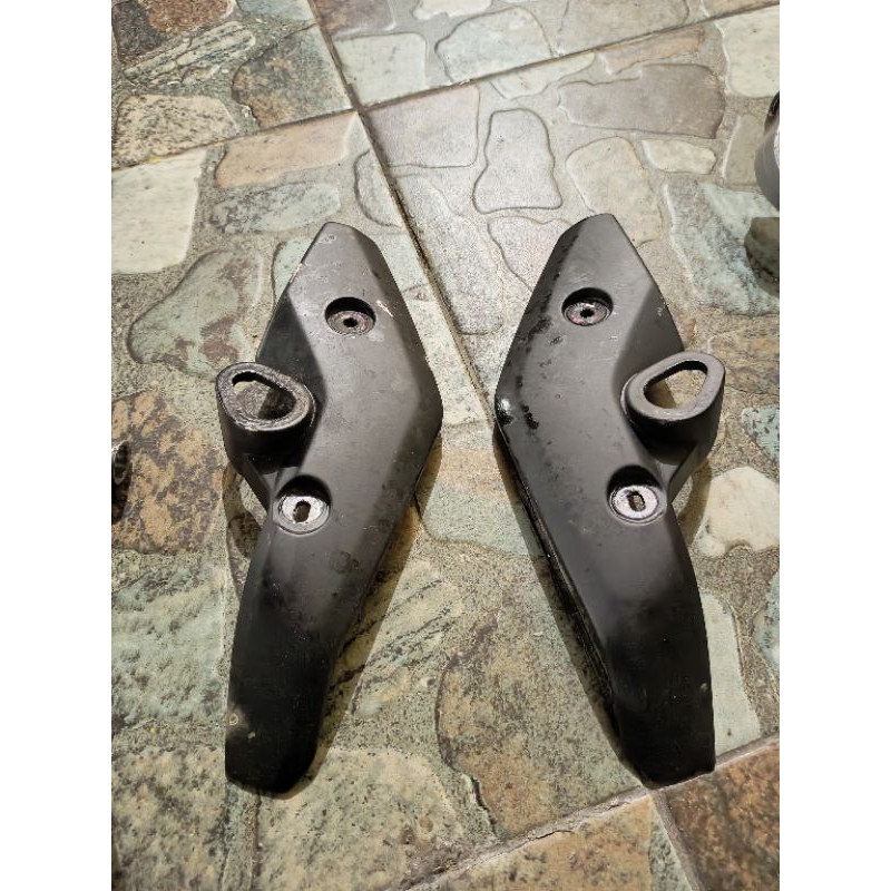 Kupingan lampu depan byson