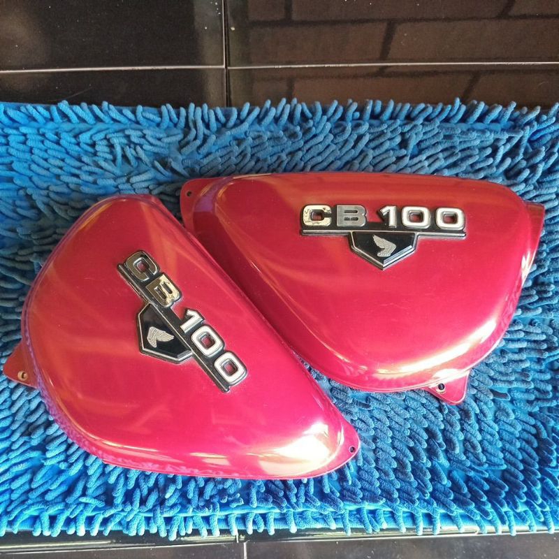 box aki cb100/ cover side cb100 original cat , mulus sekali dan beserta emblem original