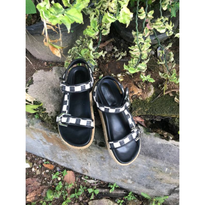 Charles &Keith sandal wanita