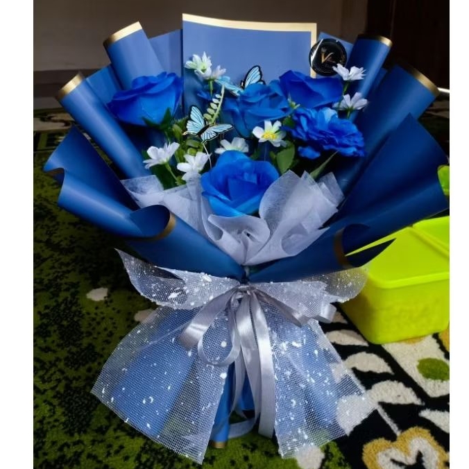 

Bucket bunga mawar biru , Kado , gift kertas cellophane
