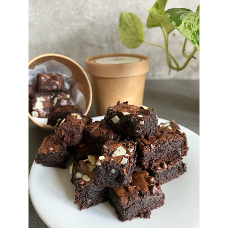 

Brownies Bites Sweet Dessert - Brownies in Cup - Fudgy Brownies - Brownies Cube Terfavorit - Fudgy Brownies Premium Bites - Chocolate Brownies Bites