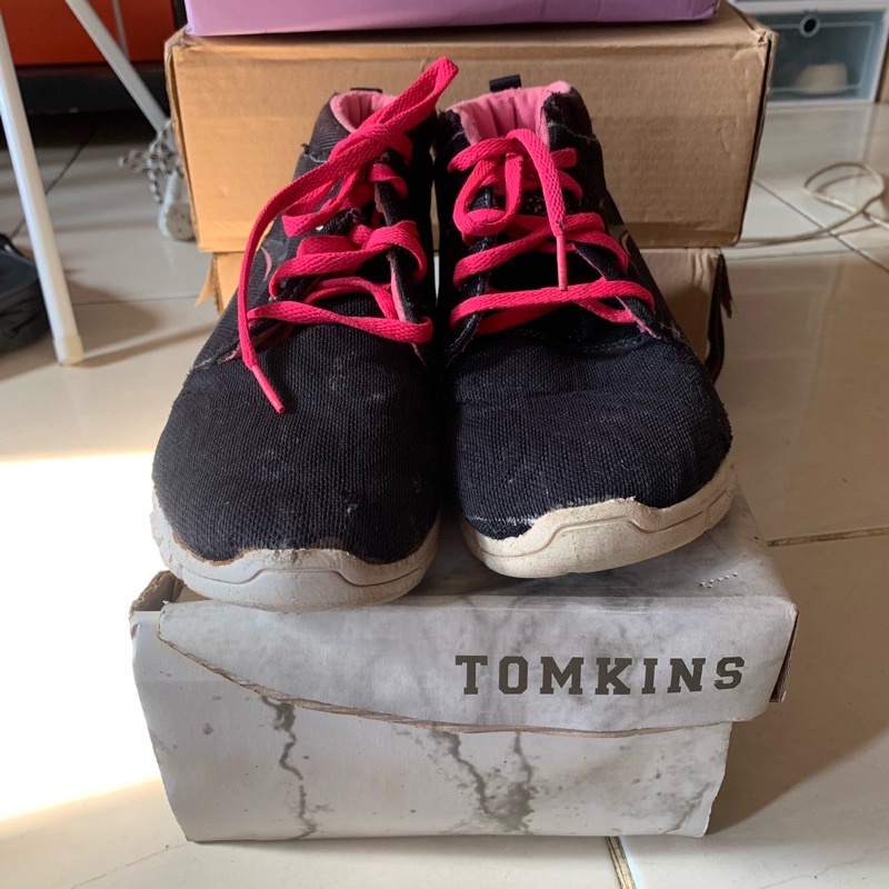 LOVEABLUE [PRELOVED] ORIGINAL BY TOMKINS - SEPATU SEKOLAH RUNNING LARI HITAM BLACK PINK WANITA KOREA