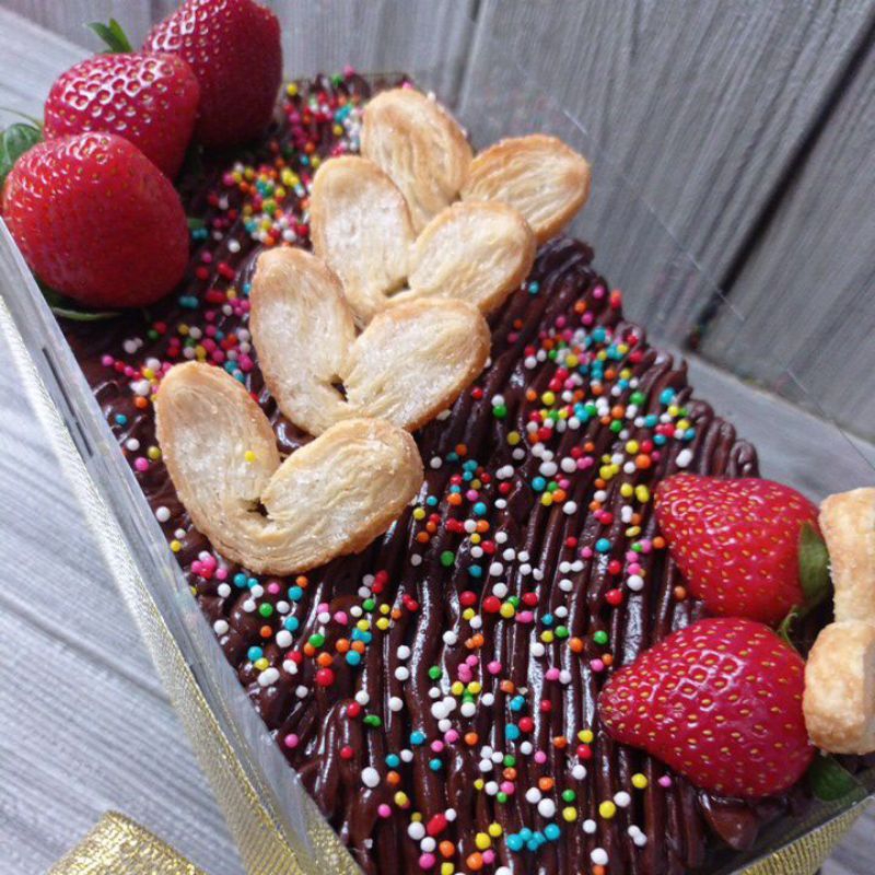 

cake coklat siram coklat nagih toping strawberry