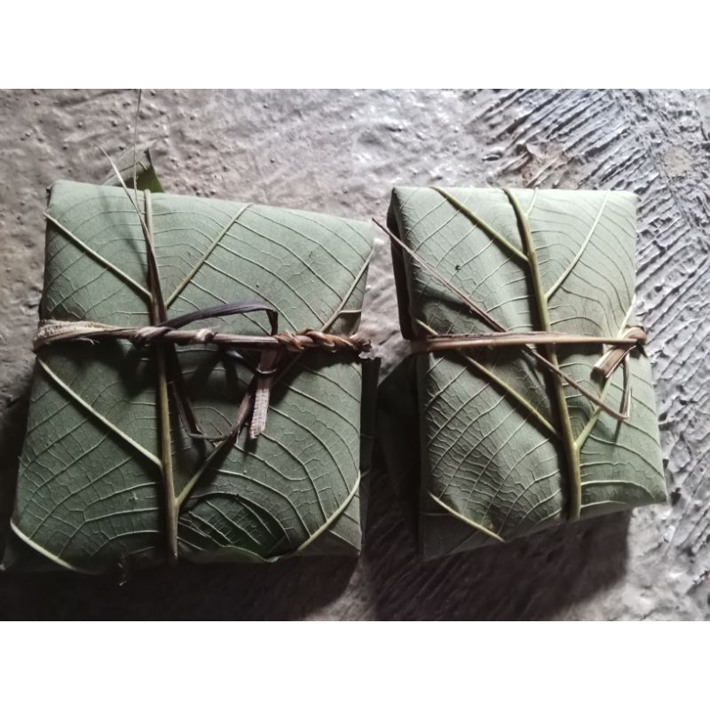 

tempe mendoan bungkus daun jati dan daun pisang 10 bungkus (setiap bungkus isi 2 tempe)