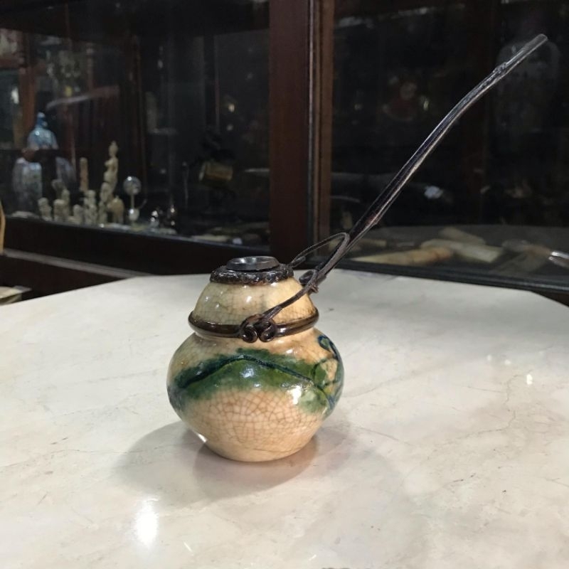 Opium Pot Keramik Putih China dengan Ornamen Kuningan dan Lukisan Bunga Biru Lawas Jadul Tua (kecil)