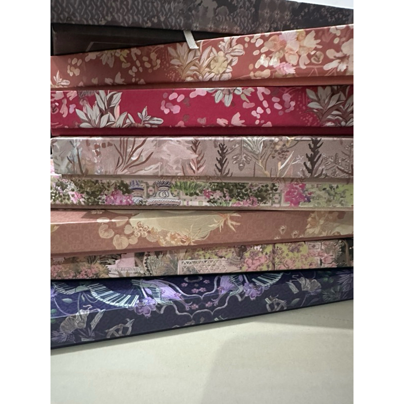 

BUTTONSCARVES BOX DUS PRELOVE BEKAS BAGUS