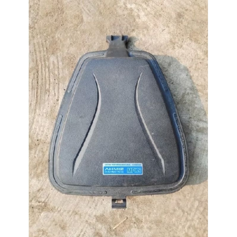 Tutup Bok Bagasi Bawah Jok Honda Scoopy Karbu Kode KYT Barang Second Original
