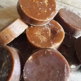 

Gula aren asli . 1000 gram tanpa bahan pengawet dan tanpa campuran apa pun