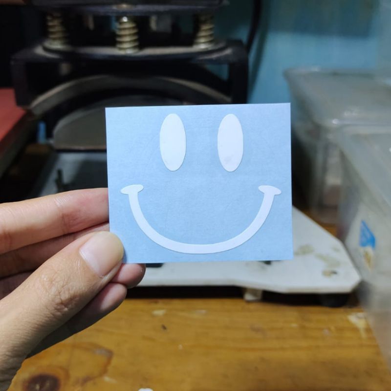 

stiker senyum 2 sticker cutting custom murah
