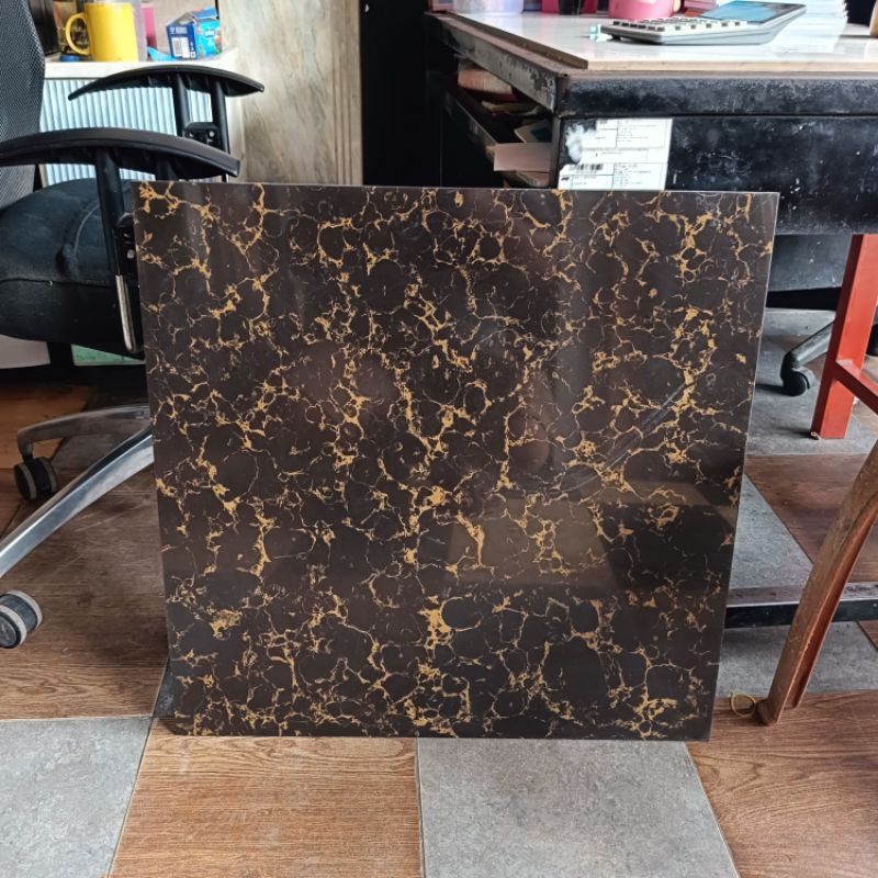 Granit lantai 60x60 hitam motip gold grace