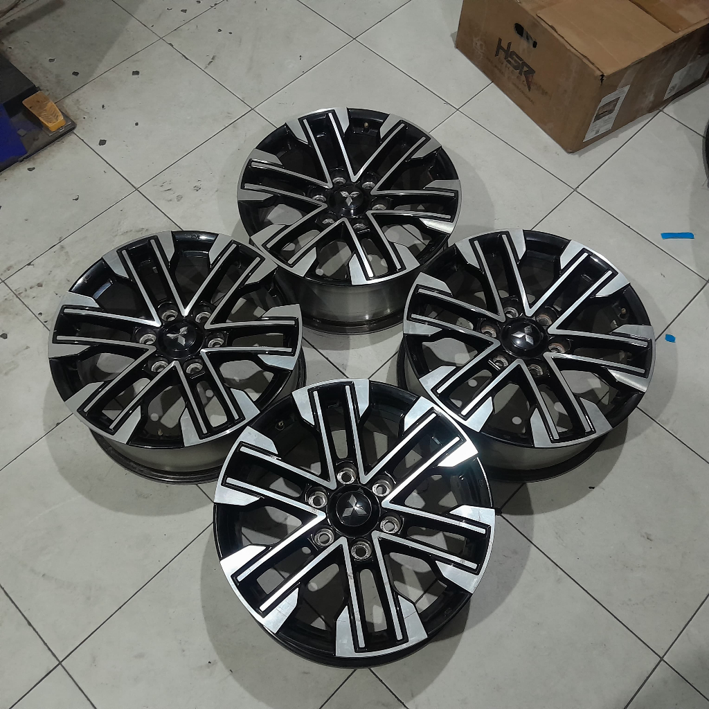 Velg mobil copotan pajero oxford ring 18 original mitsubisi velg mobil bekas