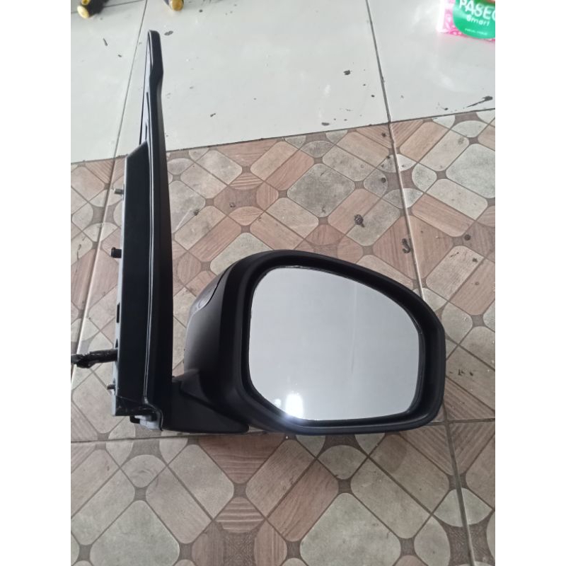 Spion Brio Satya sebelah kanan